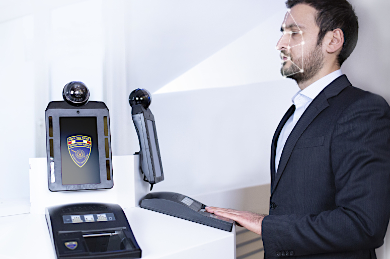 Das biometrische Grenzkontrollsystem von DERMALOG identifiziert eine Person anhand von Gesicht und Fingerabdruck, um Betrugsversuche zu verhindern.