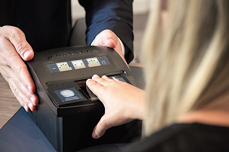 Der Fingerabdruck-Scanner LF10 von DERMALOG erfüllt als erster Zehn-Finger-Scanner weltweit die Sicherheitsvorgaben des Bundesamtes für Sicherheit in der Informationstechnik (BSI).